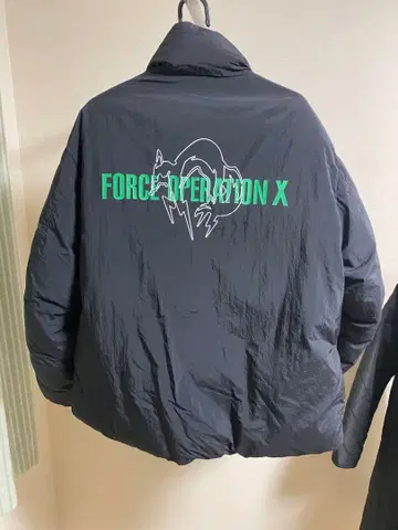 [ 거의 새상품 ] GU 메탈기어솔리드 패디드 스탠드 블루종 블랙 XL