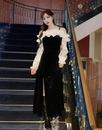 HOLIDAY&HOLIDAY 오프숄더 프릴 벨로아 원피스 즉시 발송 가능