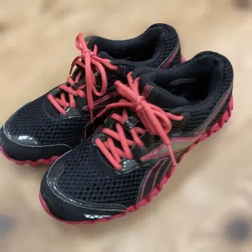 리복 블랙/레드 스니커즈 24.5cm