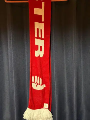 빨간색 프린지 달린 머플러