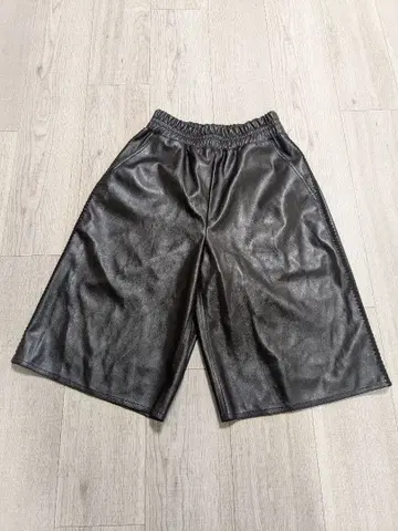 LOW CLASSIC 하프 팬츠 에코 가죽