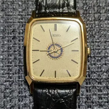 SEIKO 7N01-5A30 골드 아날로그 손목시계