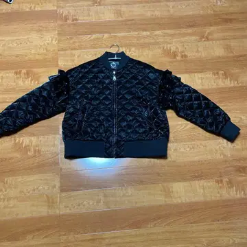 블랙 퀼팅 자켓 프릴 포함