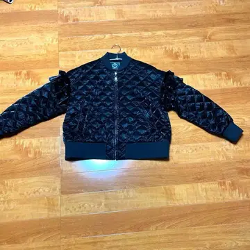 블랙 퀼팅 자켓 프릴 포함