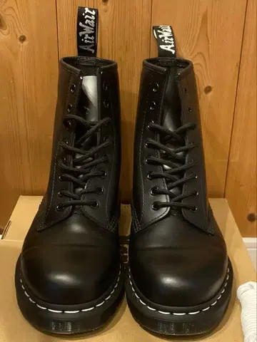 금일 한정 Dr. Martens 1460 8홀 화이트 스티치 UK8