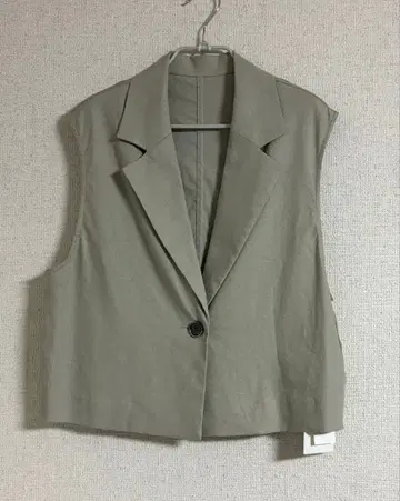 CLOCHE 슬리브리스 베스트 (택 포함 새상품)