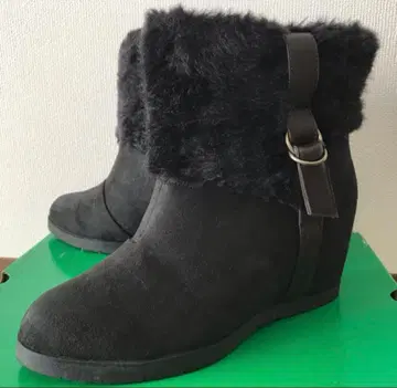 퍼 달린 블랙 스웨이드 웨지 부츠