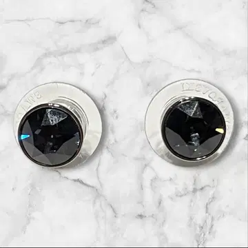 스와로브스키 블랙 크리스탈 스터드 귀걸이 양쪽 귀