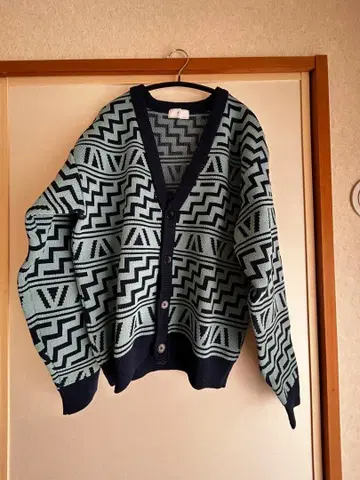 EDIFICE/파랑과 블랙의 기하학 패턴 가디건