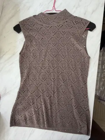 EPOCA 브라운 슬리브리스 상의 40