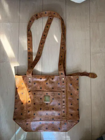 MCM 스터드 토트백 Y6318