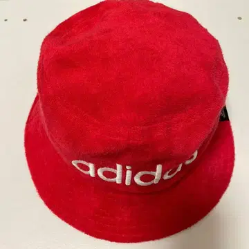 adidas 레드 버킷 햇
