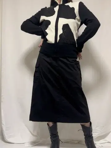 블랙 롱 카고 스커트 사이드 포켓 포함