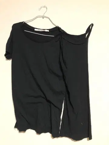 PERVERZE (퍼버즈) 블랙 비대칭 반팔 티셔츠