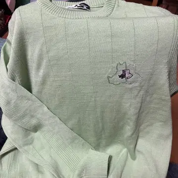 연한 녹색 리브 니트 스웨터