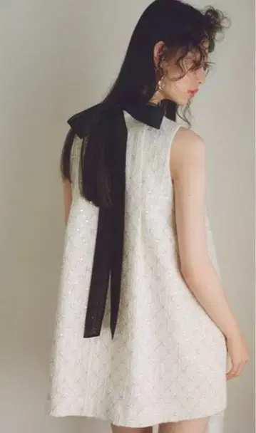 LILY BROWN 슬리브리스 미니 원피스