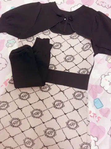 pium 모노그램 컷 아웃 니트 원피스 핑크