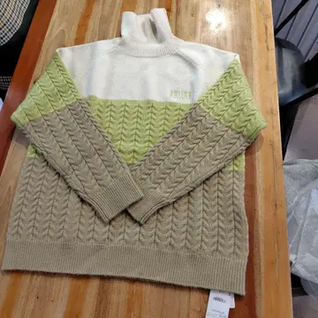 크로커다일 케이블 니트 스웨터 패널 보더 터틀넥