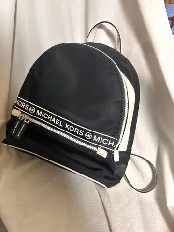 MICHAEL KORS 백팩 블랙/화이트