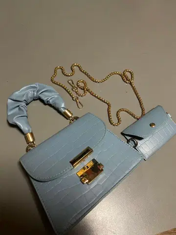 라이트 블루 악어 엠보싱 숄더백