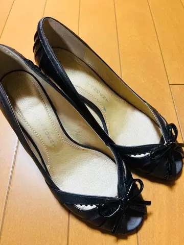 천연 가죽 리본 포함 세련된 펌프스