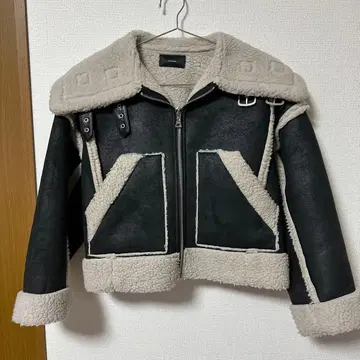 EMODA 숏 페이크 무스탕 블루종