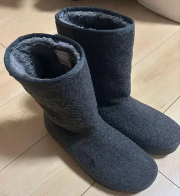 THE NORTH FACE 그레이 미들컷 어그 부츠