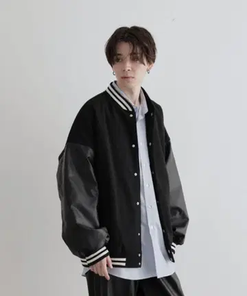 JUNRED 블랙 바시티 자켓