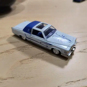 Revell LOWRIDER '81 CADILLACCOUPEDEVILLE
