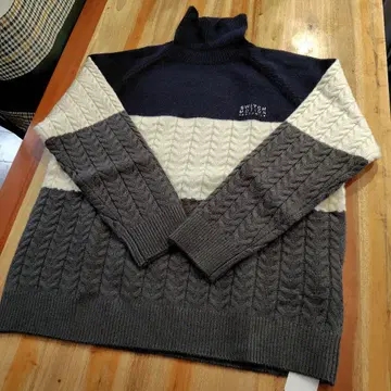 크로커다일 케이블 짜임 터틀넥 스웨터