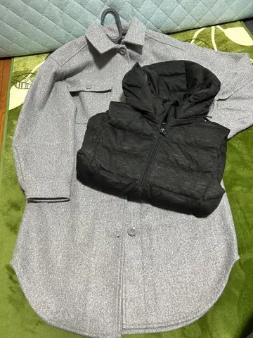 UNIQLO 후드 부착 다운 베스트 그레이 코트