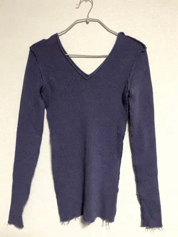 퍼버즈 PERVERZE 보라색 V넥 긴팔 니트