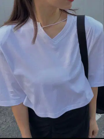 meer. 화이트 V넥 크롭 T셔츠