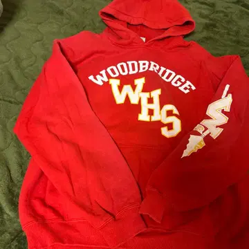WOODBRIDGE WHS 레드 후드 부착 맨투맨