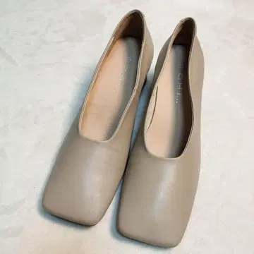 [새상품급] MOHI 모히 베이지 가죽 스퀘어토 펌프스 중간 힐 37