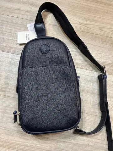 가죽 소재 블랙 숄더백