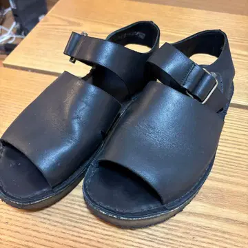 클락스 블랙 가죽 오픈토 샌들