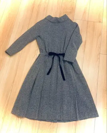 그레이 헤링본 뒷단추 플리츠 원피스