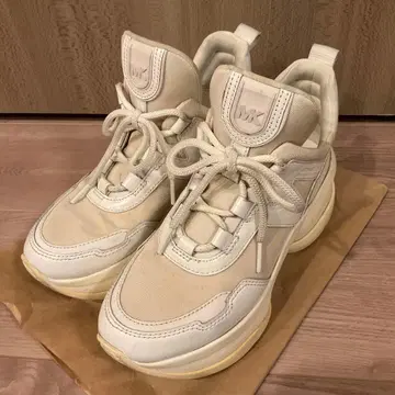 MICHAEL KORS 통굽 화이트 스니커즈 22.5~23cm
