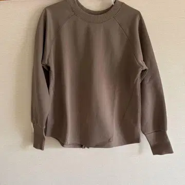 베이지 상의 백 지퍼