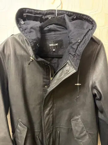 SHELLAC 후드 부착 블랙 가죽 모즈 코트