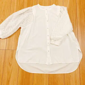 화이트 프릴 달린 긴팔 셔츠