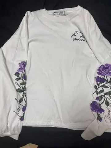 긴팔 티셔츠 보라색 장미 자수 화이트