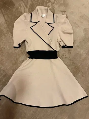 rienda 테일러드 칼라 미니 플레어 니트 원피스