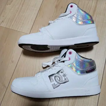 DC 화이트 하이컷 스니커즈