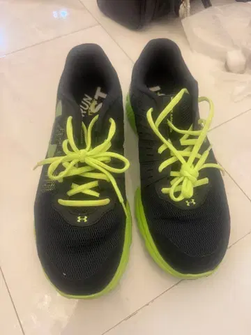 언더아머 (UNDER ARMOUR) 러닝화