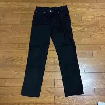 데님 팬츠 바보처럼 싸지고 있습니다