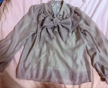 양산형 리본 포함 베이지 쉬폰 블라우스