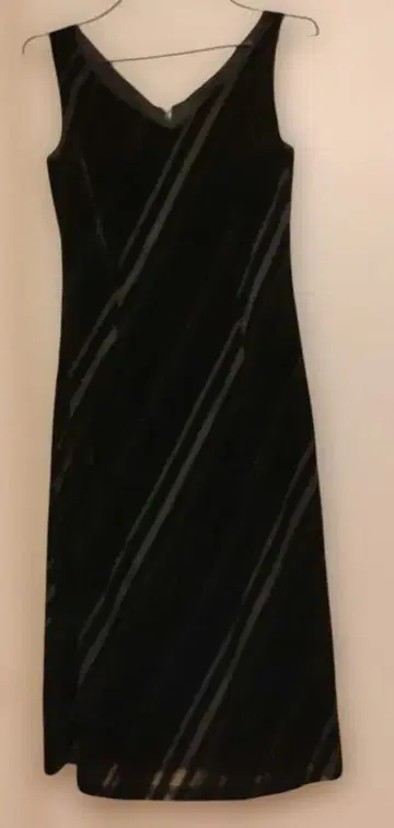 미쉘클랑 벨로아 느낌 블랙 스트라이프 슬리브리스 원피스