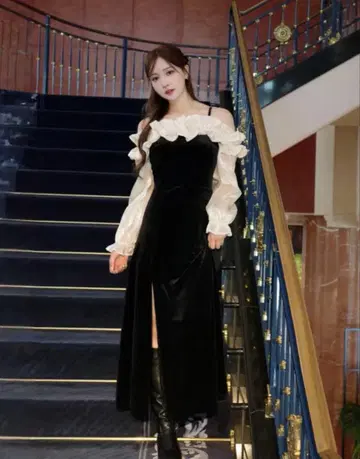 HOLIDAY&HOLIDAY 오프숄더 프릴 벨로아 원피스 즉시 발송 가능